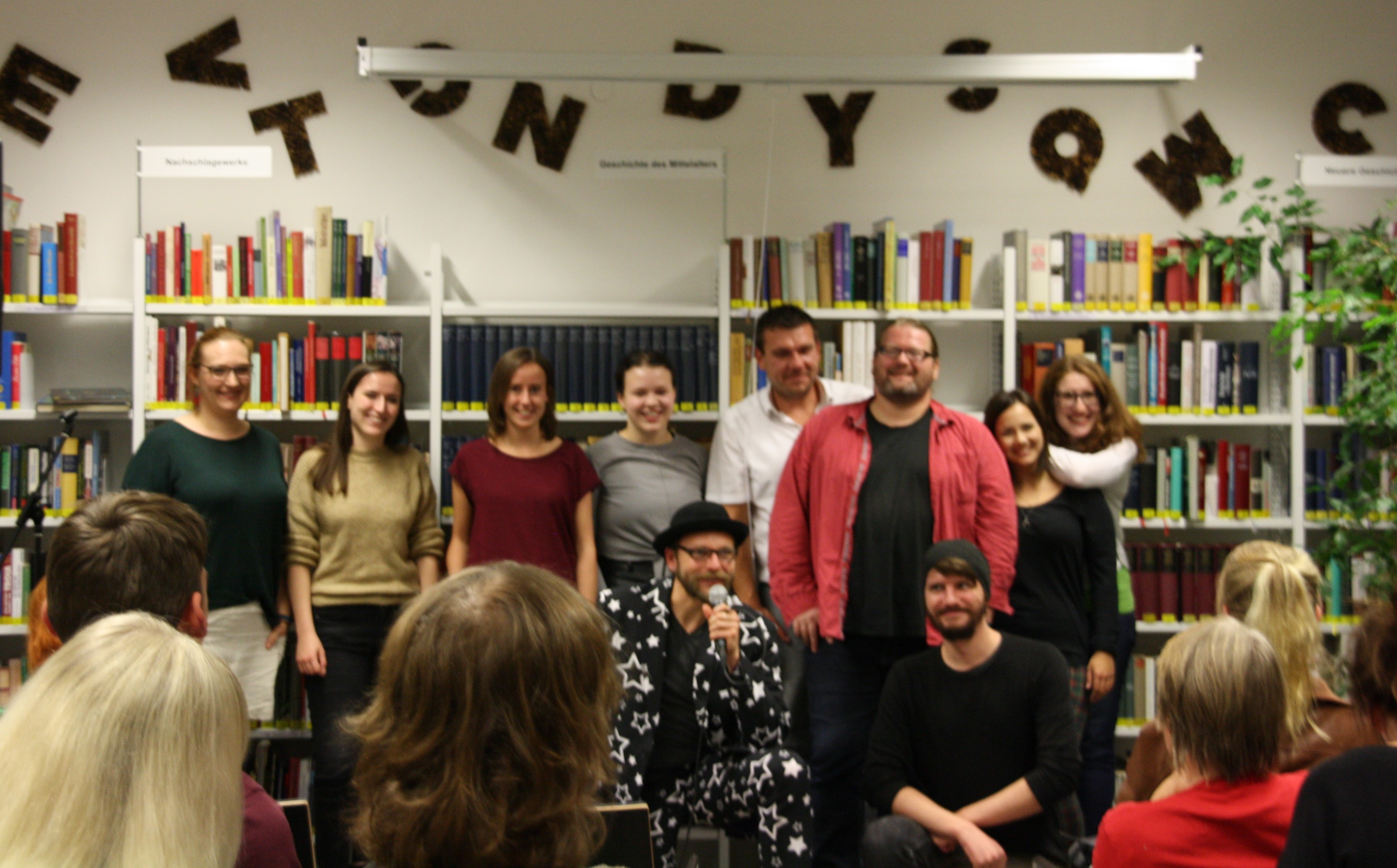 Die Mitwirkenden des ersten Poetry Slam in Schwandorf (Foto: Sonja Valder)