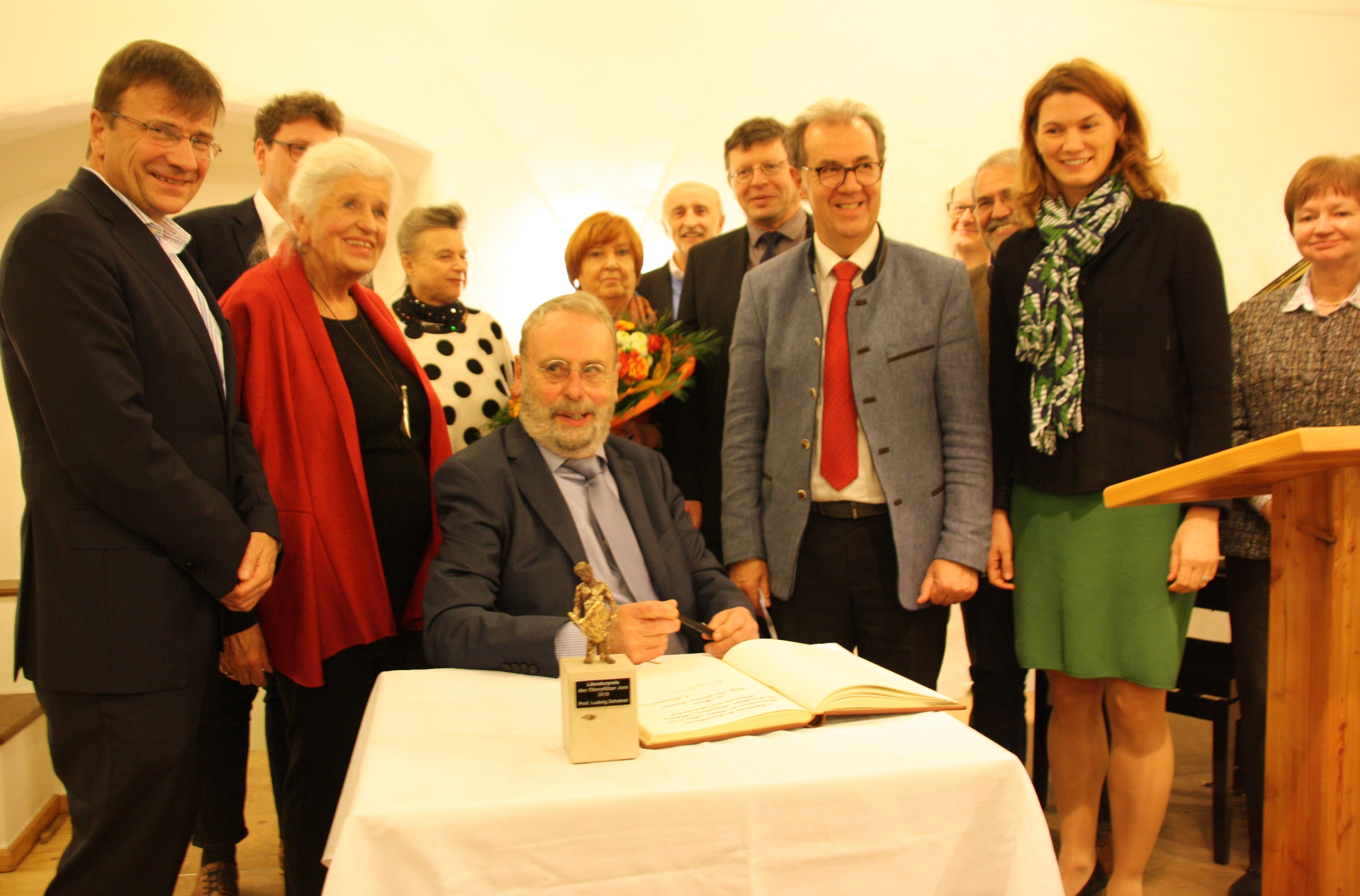 Eintrag des Preisträgers ins Goldene Buch des Marktes Beratzhausen (Foto: Horst Valder)