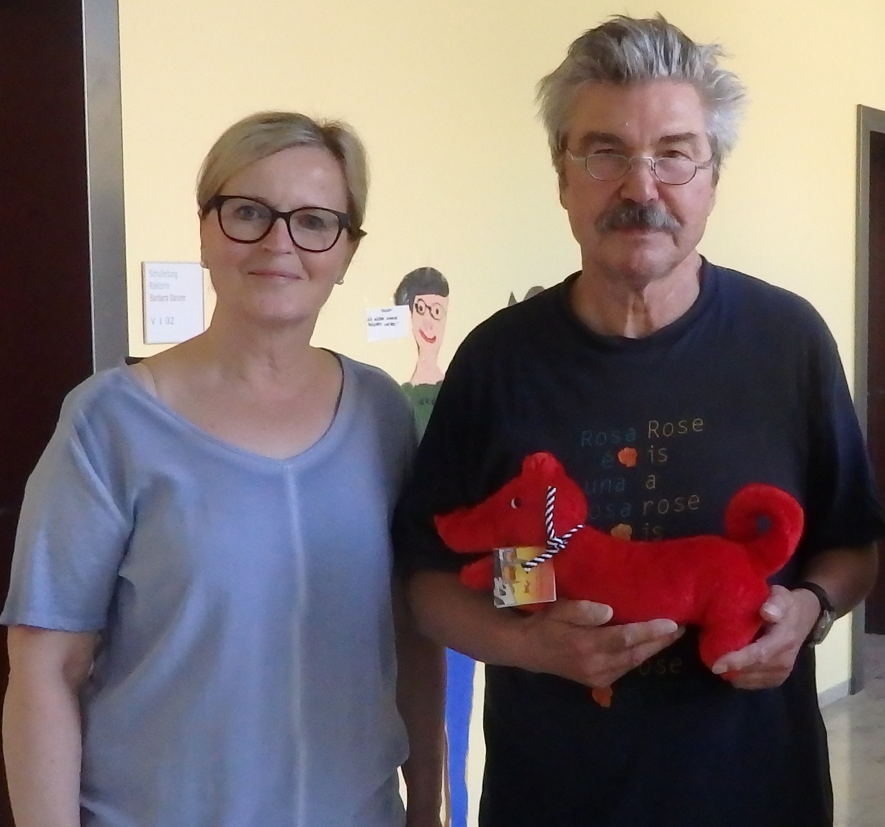 Rektorin Barbara Danzer begrüßt den Autor und Illustrator Helmut Hoehn zur Lesung "Der Wurstkuchlhund" in der Gottfried-Kölwel-Grundschule Beratzhausen am 17. Juli 2019